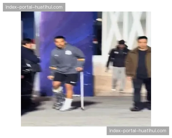 上海申花李可遭队友误伤,脚踝受伤拄拐离场