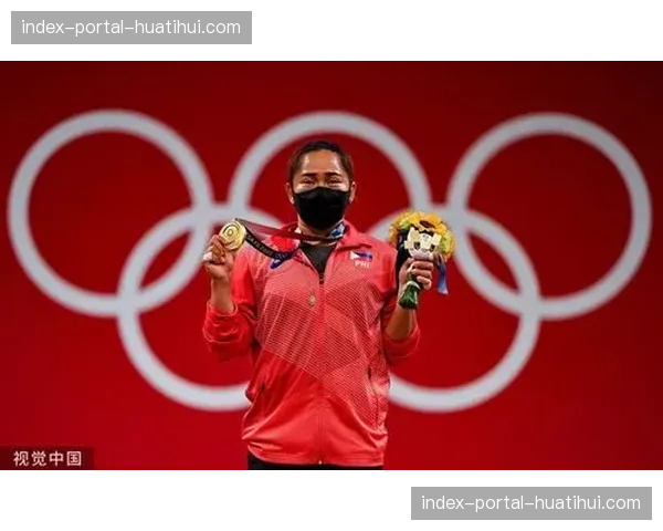 抓举三把失败后，菲律宾老将迪亚兹在后台与教练长久拥抱